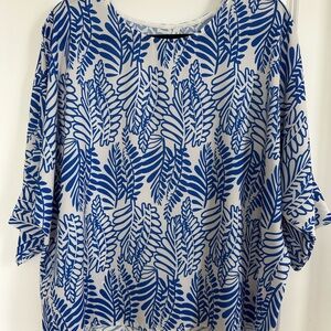 Flowing wrinkle free blouse. Comfort elegance.